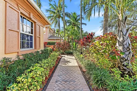 9232 Pineville Dr, Lake Worth, FL 33467