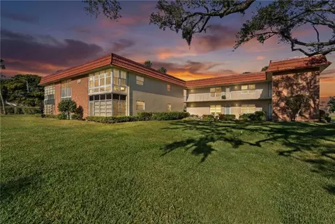 60 Woodland Dr #202, Vero Beach, FL 32962