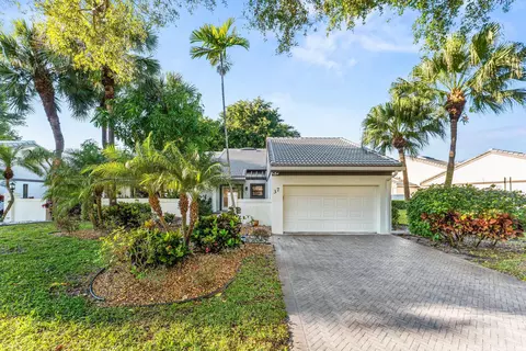 37 Clubhouse Ln, Boynton Beach, FL 33436