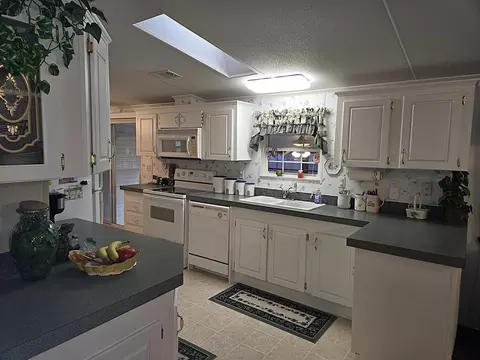 Kitchen - 2425 SE 31st St, Okeechobee, FL 34974 photo 3 of 8