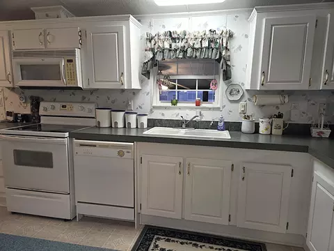 Kitchen - 2425 SE 31st St, Okeechobee, FL 34974 photo 2 of 8