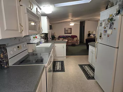 Kitchen - 2425 SE 31st St, Okeechobee, FL 34974 photo 6 of 8