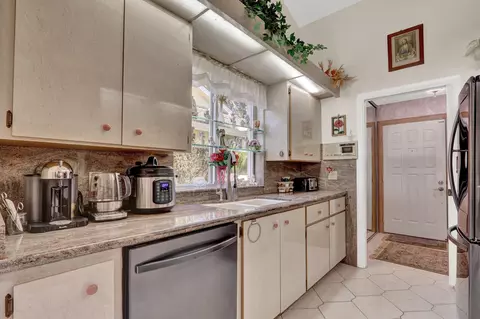 Kitchen - 352 River Edge Rd, Jupiter, FL 33477 photo 4 of 4
