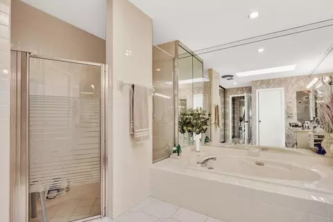 Bath - 352 River Edge Rd, Jupiter, FL 33477 photo 5 of 5