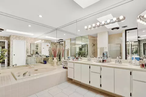 Bath - 352 River Edge Rd, Jupiter, FL 33477 photo 4 of 5