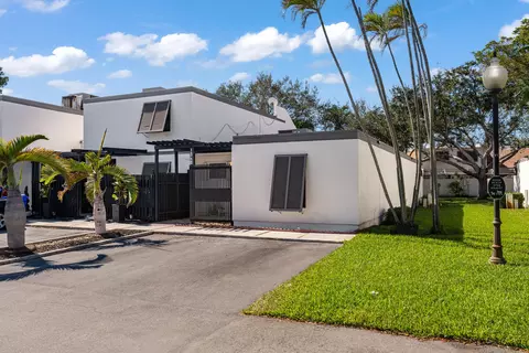 1340 E Golfview Dr, Pembroke Pines, FL 33026