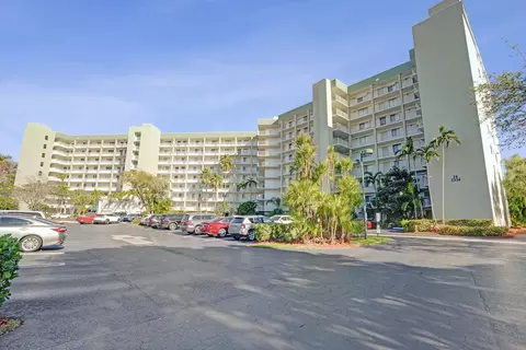 2334 S Cypress Bend Dr #907, Pompano Beach, FL 33069
