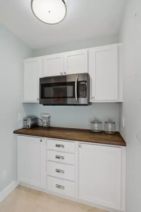 Kitchen - 1031 SE Macarthur Blvd, Stuart, FL 34996 photo 8 of 9