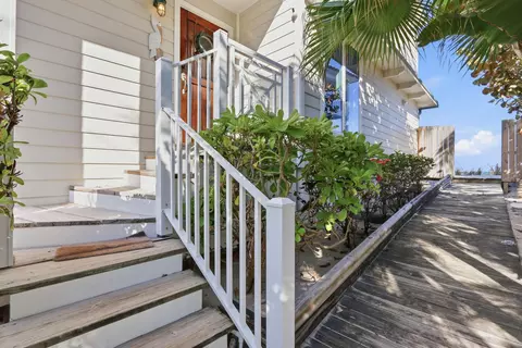 Exterior - 1031 SE Macarthur Blvd, Stuart, FL 34996 photo 4 of 15