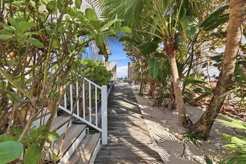 Exterior - 1031 SE Macarthur Blvd, Stuart, FL 34996 photo 3 of 15