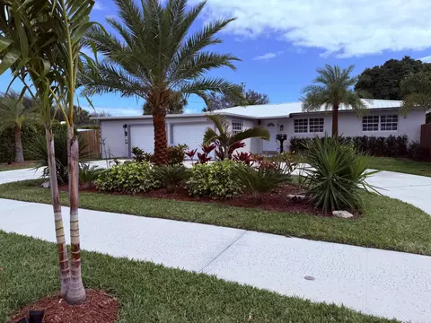830 6th St, Lake Park, FL 33403