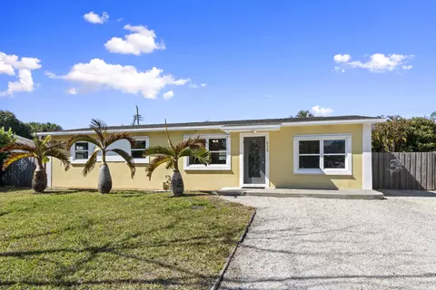 924 SE Dolphin Dr, Stuart, FL 34996 photo 2