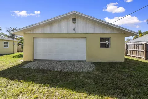 924 SE Dolphin Dr, Stuart, FL 34996 photo 3