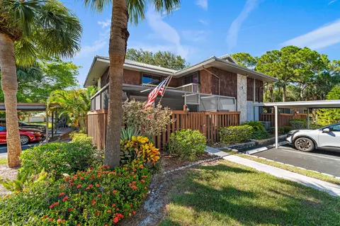 402 SE Castle Ct, Port Saint Lucie, FL 34952