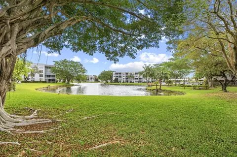 9340 Lagoon Pl #206, Davie, FL 33324