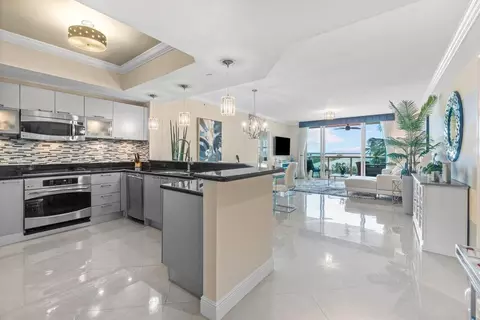 2650 Lake Shore Dr #302, Riviera Beach, FL 33404