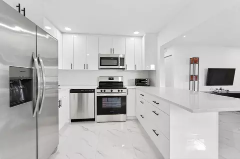 688 SW Lake Ct, Boynton Beach, FL 33426