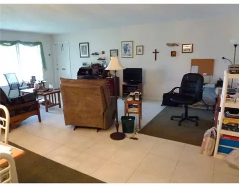 1047 E Circle Ter #B, Delray Beach, FL 33445 photo 4