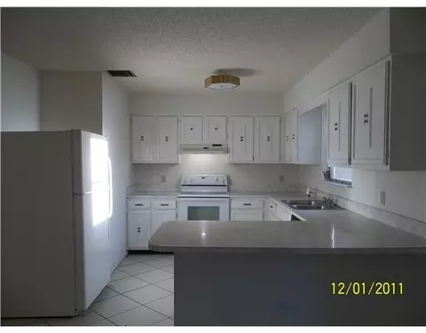 5598 SE Pine Ave, Stuart, FL 34997 photo 2