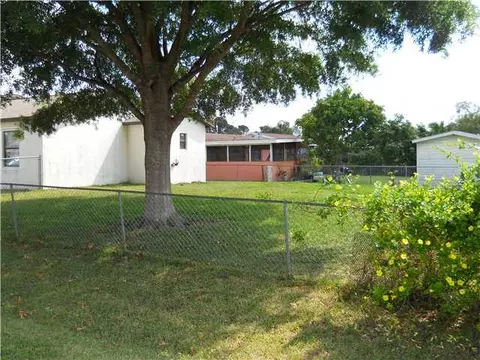 2224 SE Washington St, Stuart, FL 34997 photo 2