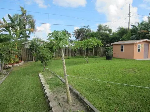 2327 SE Harrison St, Stuart, FL 34997 photo 3
