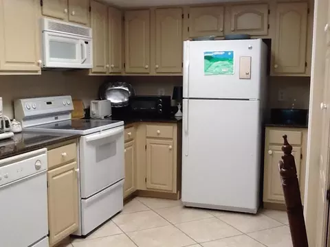 461 Forestview Dr, Atlantis, FL 33462 photo 5