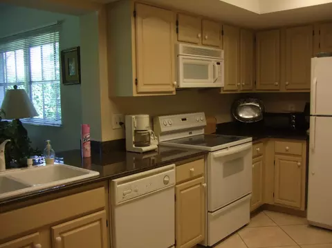 461 Forestview Dr, Atlantis, FL 33462 photo 3