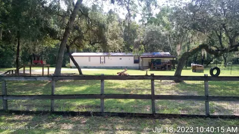 132 Woodland Ln, Hawthorne, FL 32640