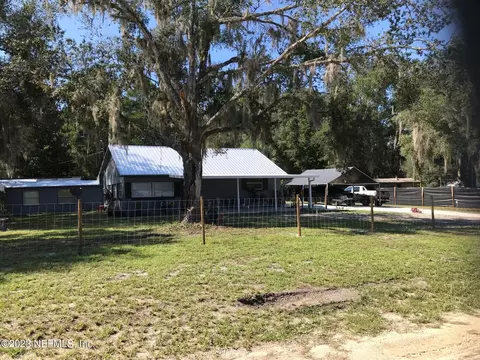 109 Center Ave, Pomona Park, FL 32181