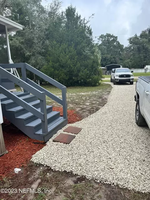107 Breezeway Ave, Satsuma, FL 32189