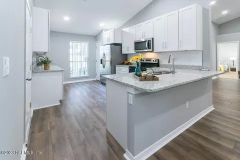 2775 Fox Creek Dr E, Jacksonville, FL 32221