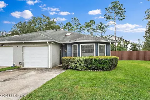 8697 Pinevalley Ln, Jacksonville, FL 32244