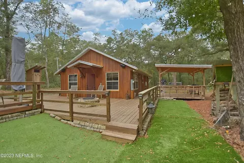 525 Mangrove St, Pomona Park, FL 32181