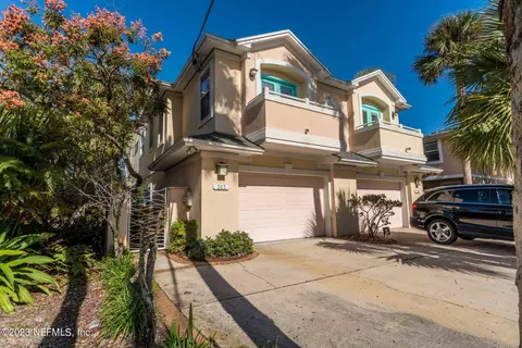 323 7th St, Atlantic Beach, FL 32233