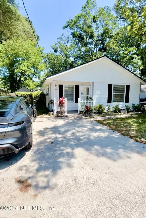 1615 Richardson Ln, Atlantic Beach, FL 32233