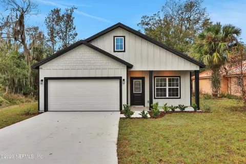 585 N Pine Ave, Green Cove Springs, FL 32043