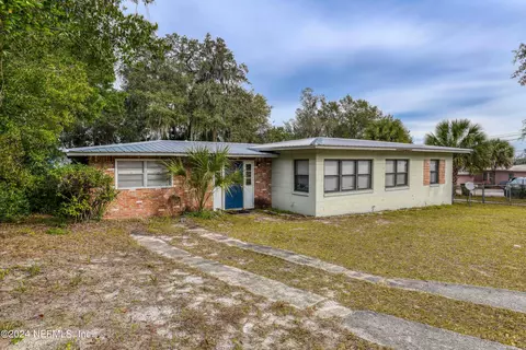 2012 St Johns Ave, Palatka, FL 32177