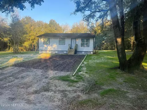 104 Dickens St, Interlachen, FL 32148