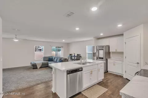 2464 Beachview Dr, Jacksonville, FL 32218