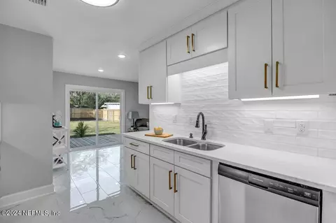 4640 Barnes Rd S, Jacksonville, FL 32207