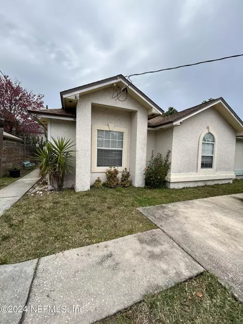 75 W 13th St, Atlantic Beach, FL 32233