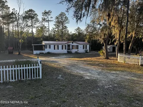 121 Paris St, Interlachen, FL 32148