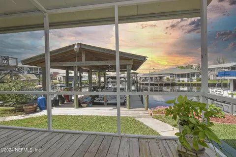 174 Moonlite Dr, Welaka, FL 32193