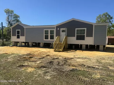 201 Dawn Ave, Interlachen, FL 32148