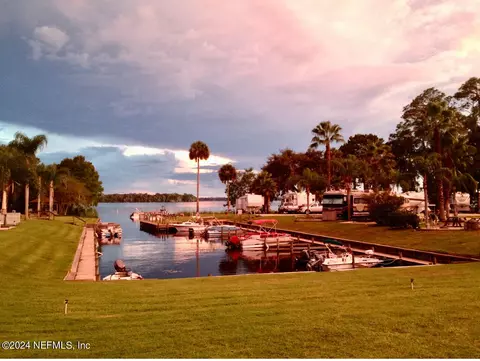 1074 Front Apt 22 St, Welaka, FL 32193