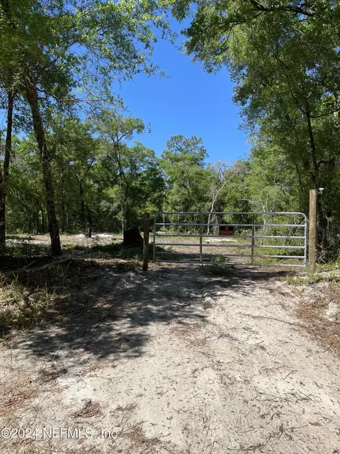 111 Lake View Dr, Pomona Park, FL 32181