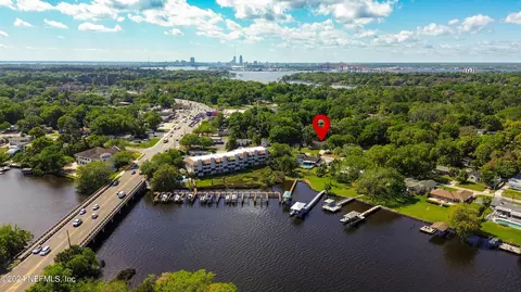 1354 River Hills Cir E, Jacksonville, FL 32211
