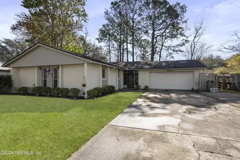 8460 Graybar Dr, Jacksonville, FL 32221