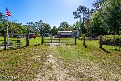 104 Thralls Ave, Interlachen, FL 32148