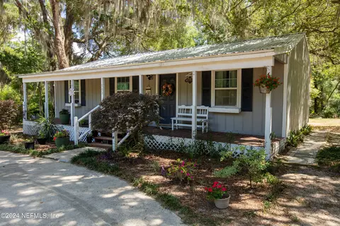 103 7th St, Interlachen, FL 32148